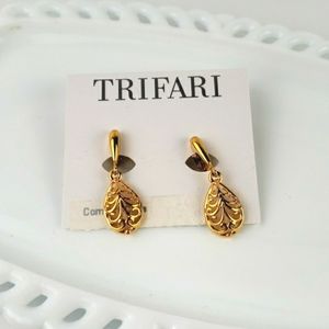 Vintage 90s Trifari Gold Tone CLIP ON Dangle Earrings New On Card